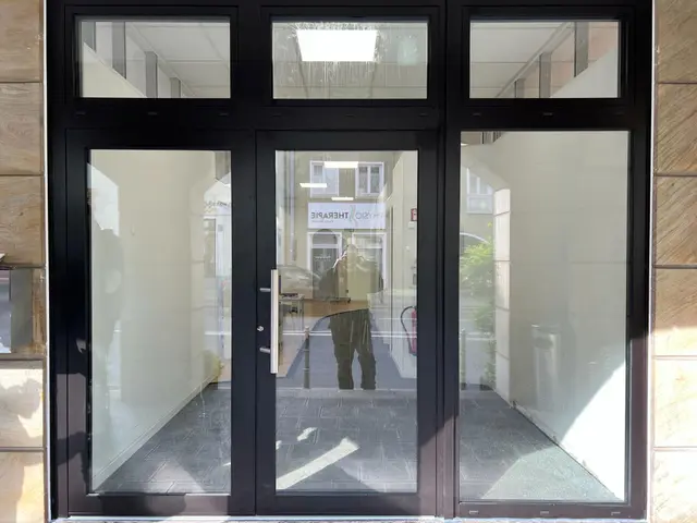 Doppelflügelige Glas-Eingangstür mit Oberlichtern in einem Treppenhaus