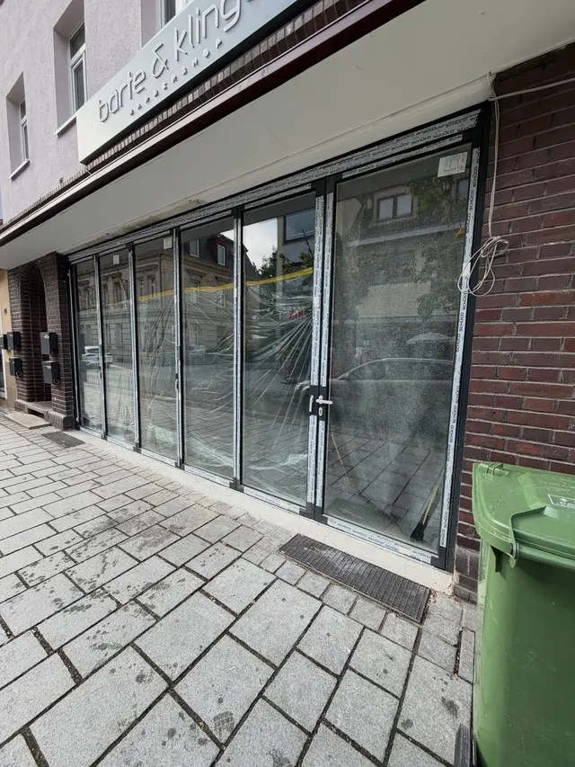 Ladenfront mit einer großen gläsernen Faltschiebeanlage