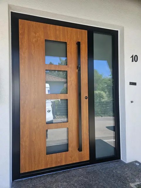 Haustür in Holzoptik mit vier Glasfeldern und Seitenteil